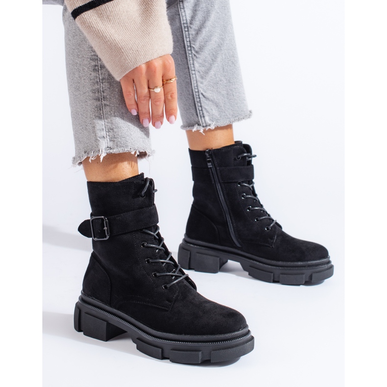 Bolsos de mujer negros en una suela gruesa Shelovet. 1