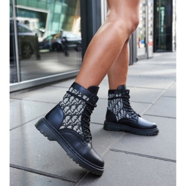 Botas negras decoradas con un monograma. negro 2