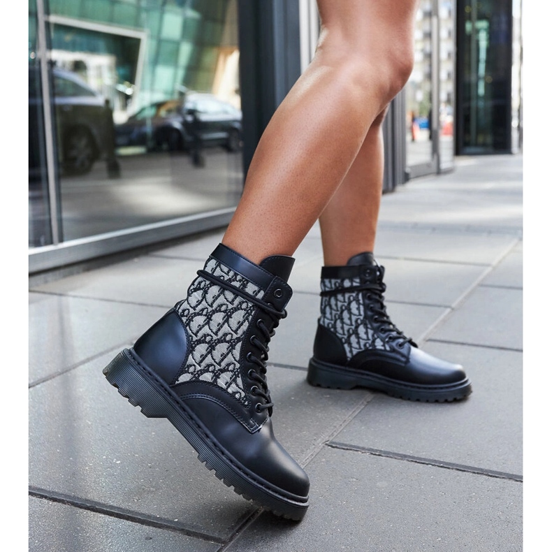 Botas negras decoradas con un monograma. negro 2 Botas negras decoradas con un monograma. negro 2
