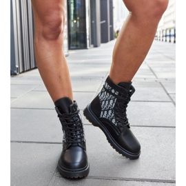 Botas negras decoradas con un monograma. negro 3