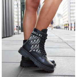 Botas negras decoradas con un monograma. negro 4