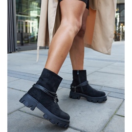 Botines negros con pulsera decorativa. 2