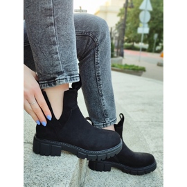 Botas negras de mujer en la plataforma. negro 10
