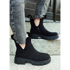Botas negras de mujer en la plataforma. negro 1