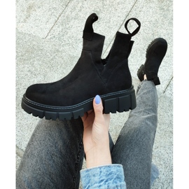 Botas negras de mujer en la plataforma. negro 2