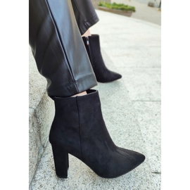 Botas clásicas de mujer de ante en el poste. beige 10
