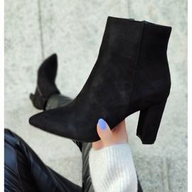 Botas clásicas de mujer de ante en el poste. beige 2