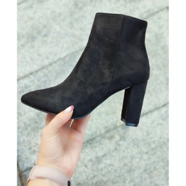 Botas clásicas de mujer de ante en el poste. beige 3