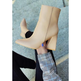 Botines beige sobre poste en forma de triángulo 2