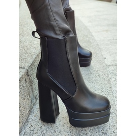 Botas negras en un poste alto y plataforma. negro 10