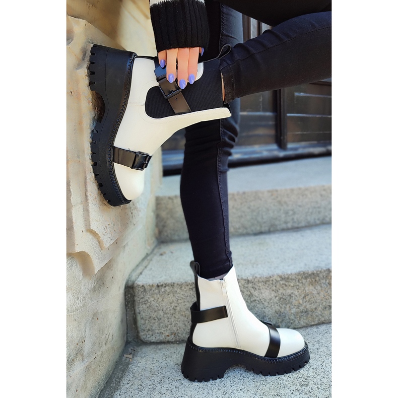 Bolsos de mujer blancos con hebillas. 1 Bolsos de mujer blancos con hebillas. 1