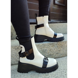 Bolsos de mujer blancos con hebillas. 2 Bolsos de mujer blancos con hebillas. 2