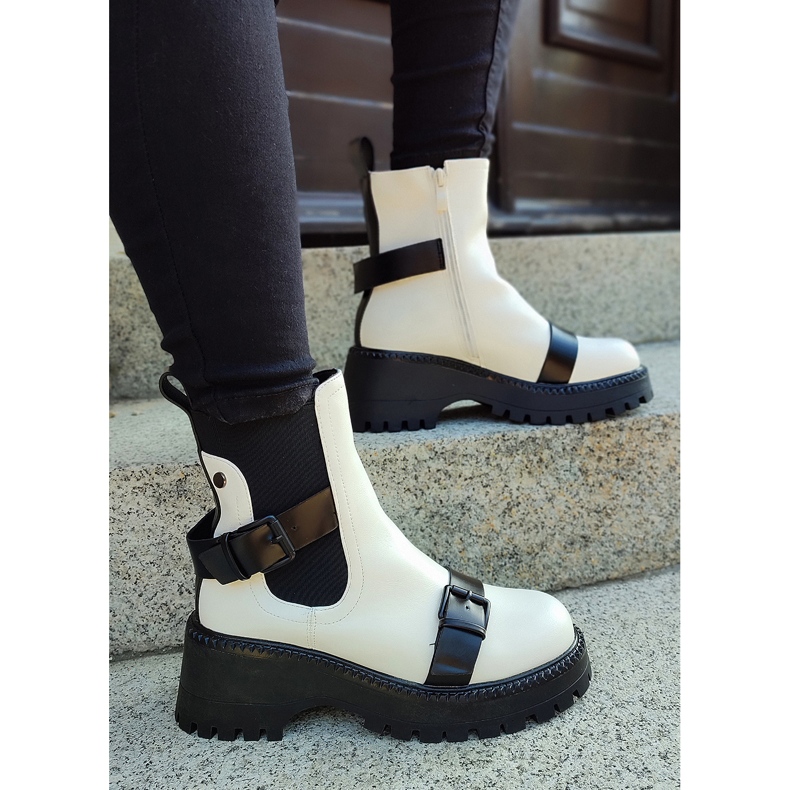 Bolsos de mujer blancos con hebillas. 2 Bolsos de mujer blancos con hebillas. 2