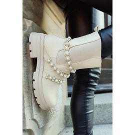 Botines de mujer beige con complementos decorativos. 1 Botines de mujer beige con complementos decorativos. 1