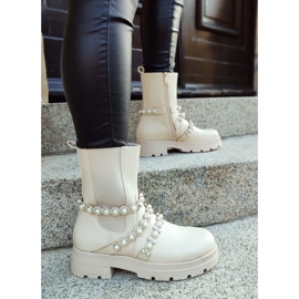 Botines de mujer beige con complementos decorativos. 2 Botines de mujer beige con complementos decorativos. 2