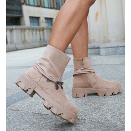 Botines beige con pulsera decorativa de Geraldo 1 Botines beige con pulsera decorativa de Geraldo 1