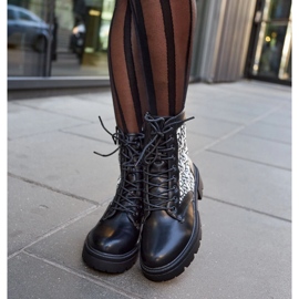Botines negros con inscripciones decorativas de Cisneros. 3