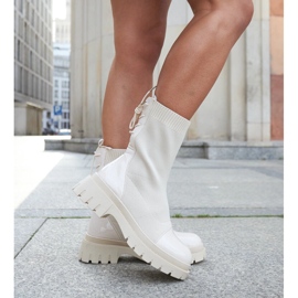 Botines tipo calcetín de charol beige de Albertina 3