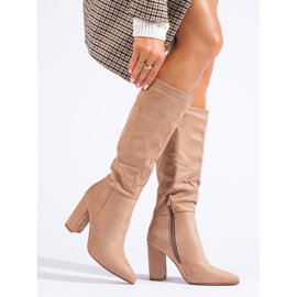 Botas clásicas beige para mujer en el puesto Shelovet fabricadas en ante ecológico marrón 1