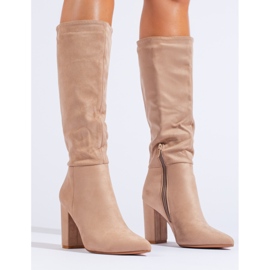 Botas clásicas beige para mujer en el puesto Shelovet fabricadas en ante ecológico marrón 2