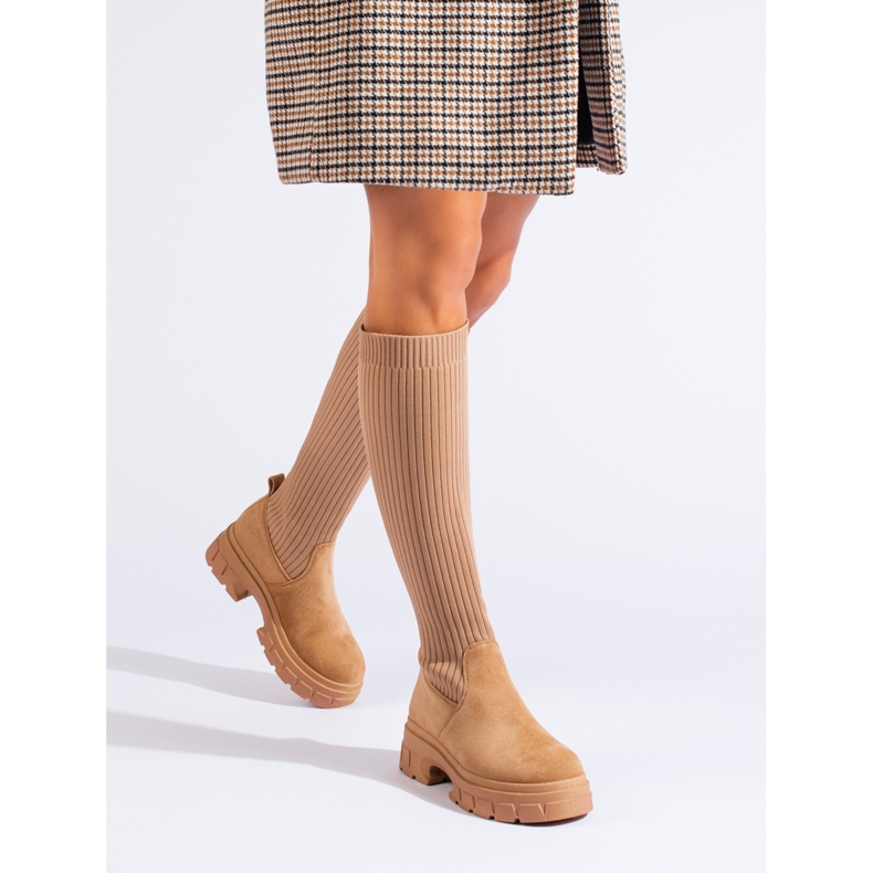 Botas beige de mujer con pala flexible 1 Botas beige de mujer con pala flexible 1