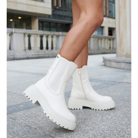 Botines color crema con aislamiento en la plataforma Rinaldo beige 2 Botines color crema con aislamiento en la plataforma Rinaldo beige 2