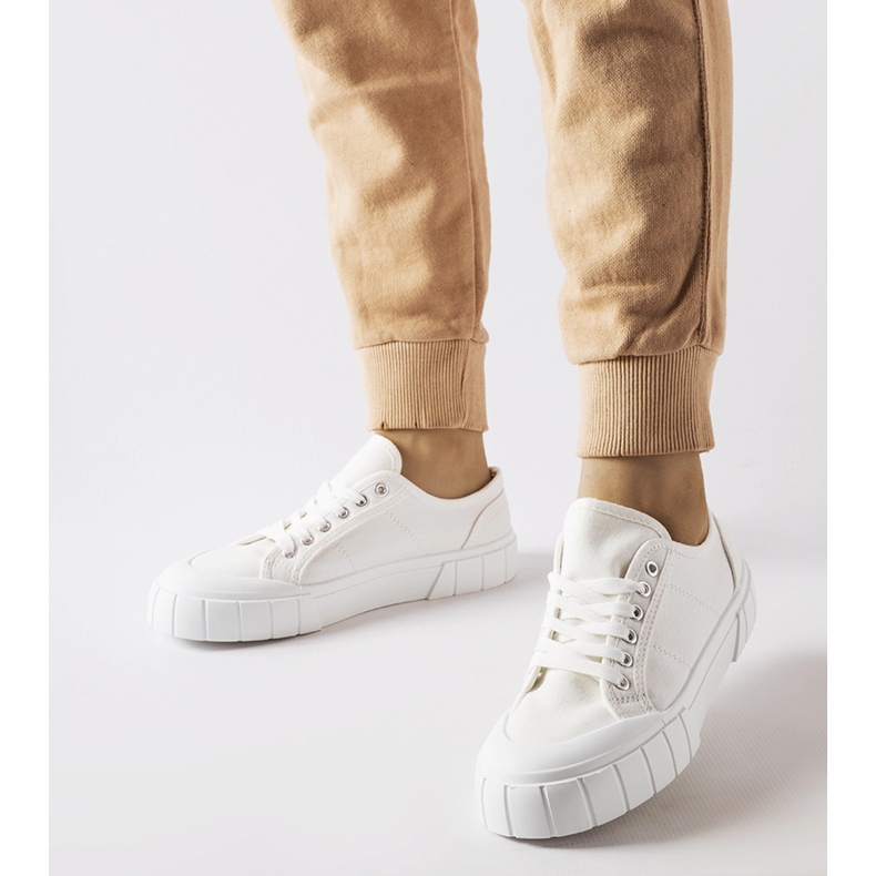 Zapatillas blancas sobre plataforma gruesa Egidio. blanco 1