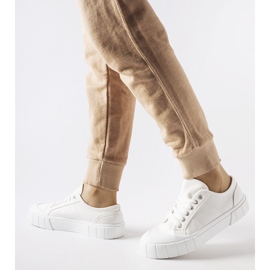 Zapatillas blancas sobre plataforma gruesa Egidio. blanco 3