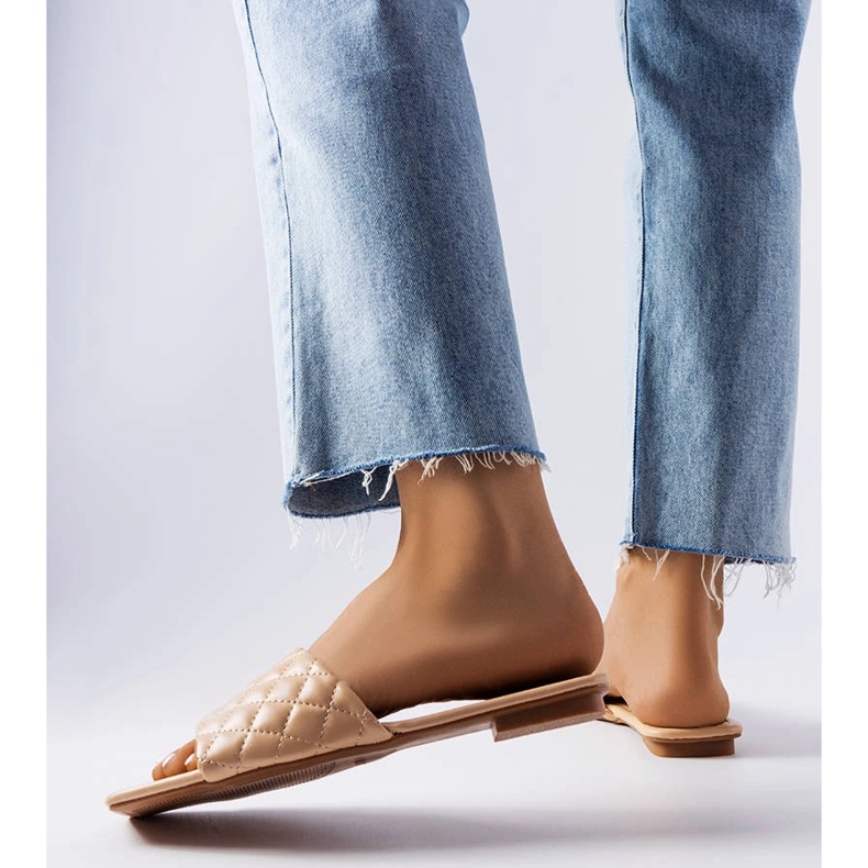 Chanclas elegantes beige con acolchado de Labrie 1