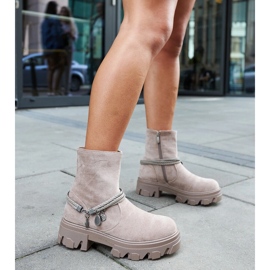 Botines beige con pulsera decorativa. 2 Botines beige con pulsera decorativa. 2