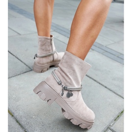 Botines beige con pulsera decorativa. 4