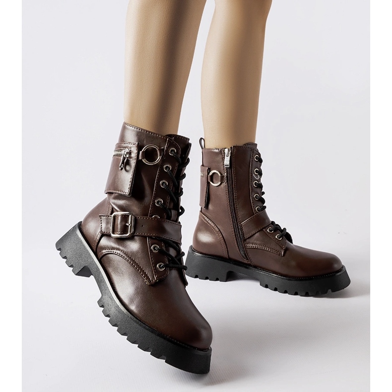 Trabajadores aislados marrones con bolsa de Manzoni marrón 1