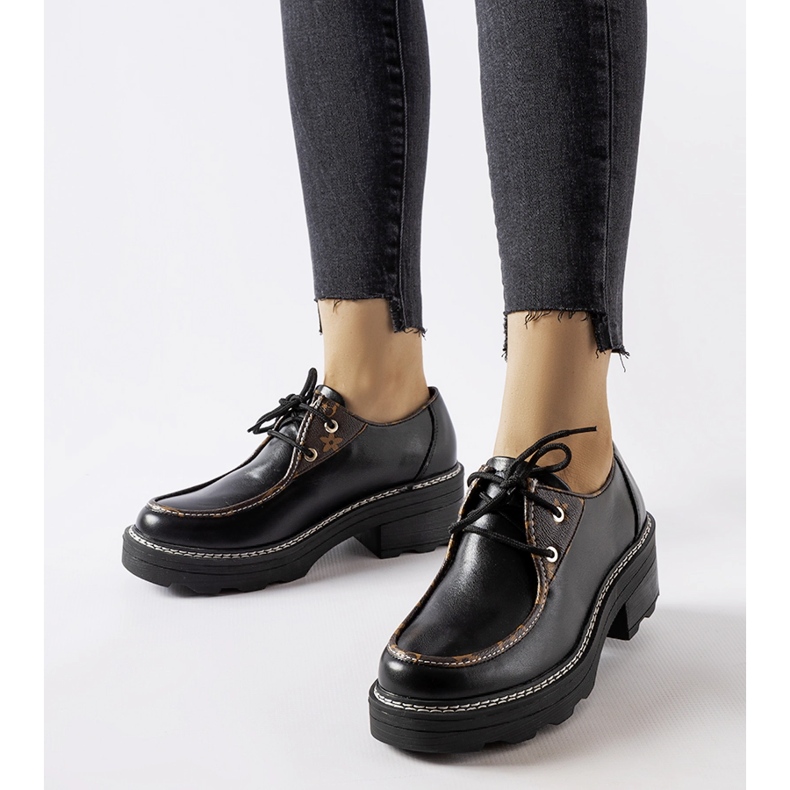 Zapatos bajos negros con un enorme tacón de Fondachetto. 1 Zapatos bajos negros con un enorme tacón de Fondachetto. 1