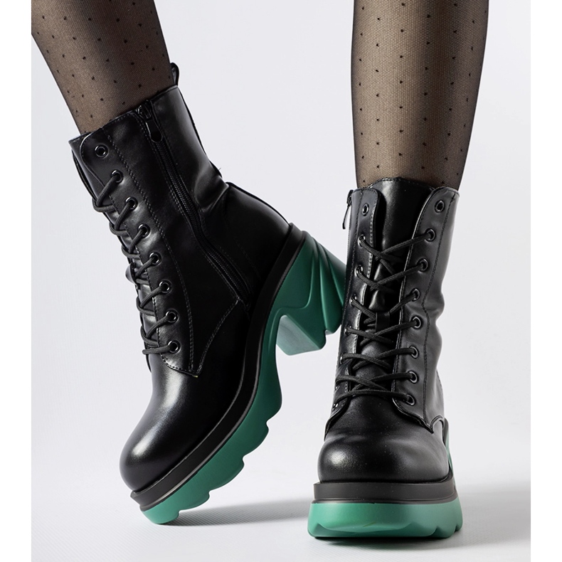 Trabajadores aislados negros en un poste náutico de Costa 1 Trabajadores aislados negros en un poste náutico de Costa 1