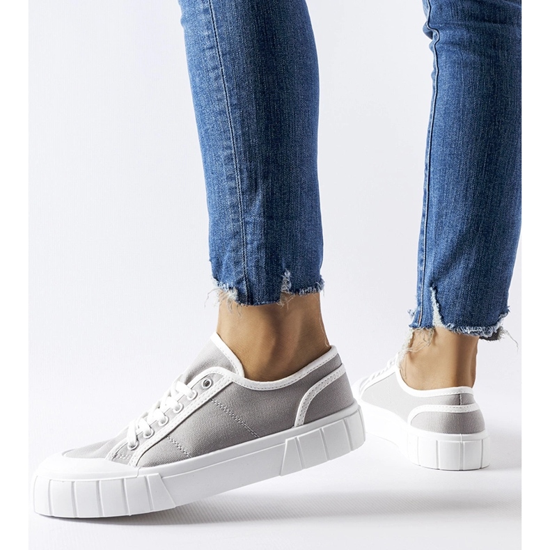 Zapatillas grises sobre plataforma gruesa Egidio. 1