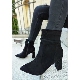 Botas negras de señora en un puesto decorado negro 9