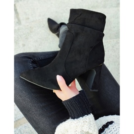 Botas negras de señora en un puesto decorado negro 2