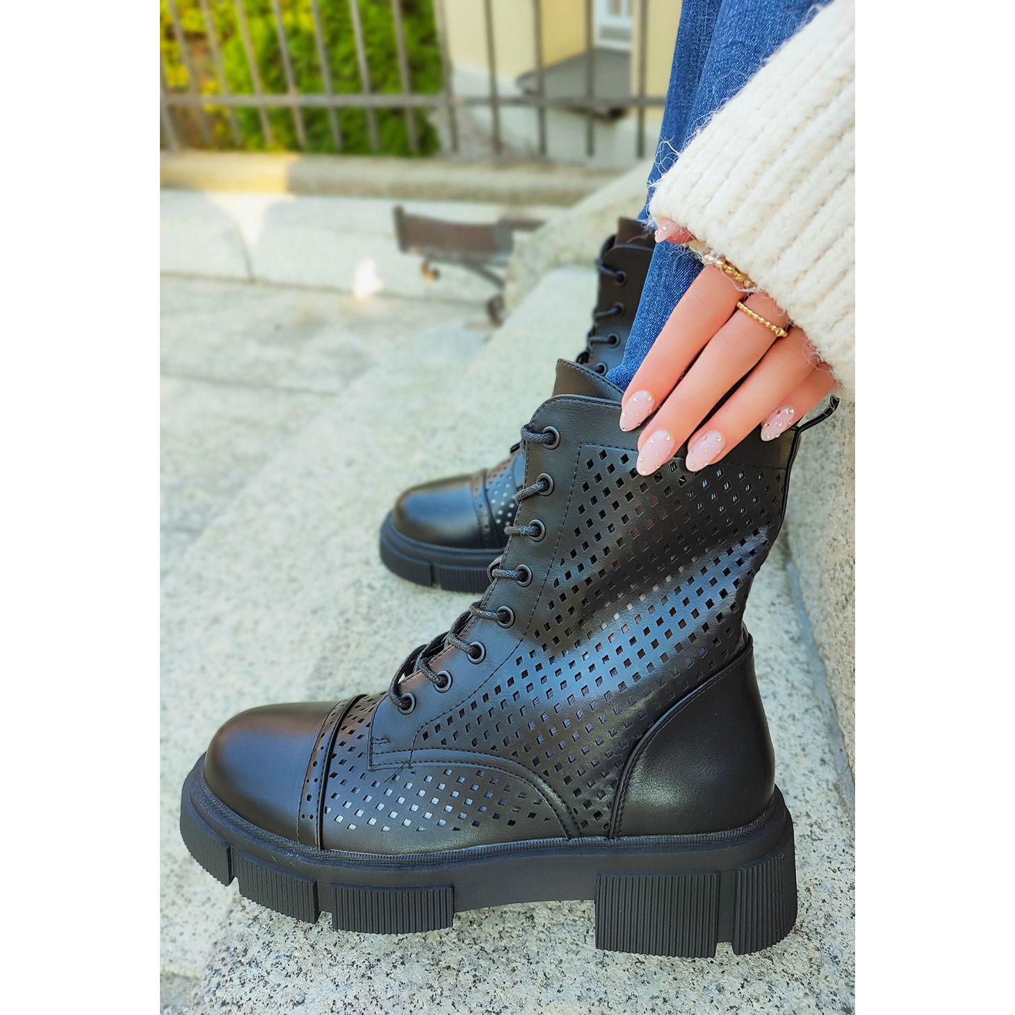 Botines mujer calados negros con cordones KeeShoes