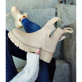 Botas de mujer beige claro en la plataforma. 1