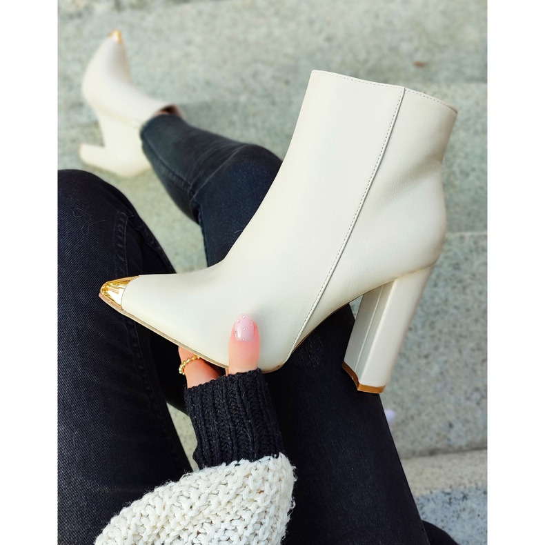 Botas de mujer beige con pincho decorativo 2