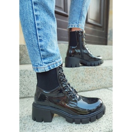 Botas de mujer negras lacadas en el poste. negro 9