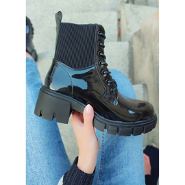 Botas de mujer negras lacadas en el poste. negro 2