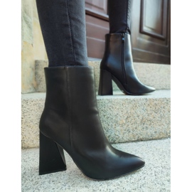 Botas negras en un poste en forma de triángulo. negro 1 Botas negras en un poste en forma de triángulo. negro 1