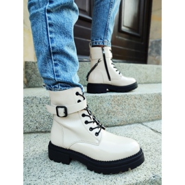 Botas de trabajo de mujer lacadas en beige con cadena desmontable 1