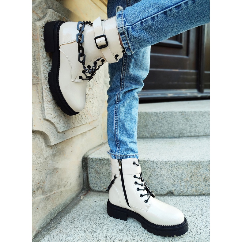 Botas de trabajo de mujer lacadas en beige con cadena desmontable 2