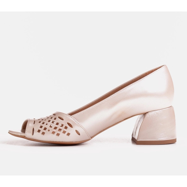 Marco Shoes Zapatos de salón beige con parte delantera perforada decorativa 1