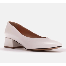 Marco Shoes Salón de piel flor blanca con cuello de pico blanco 2