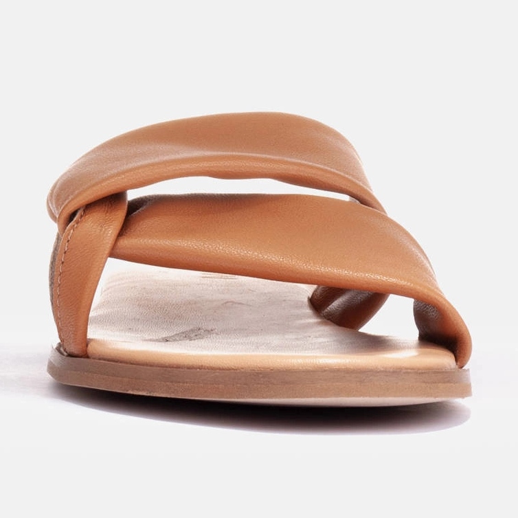 Marco Shoes Chanclas de cuero en un fondo plano marrón 1