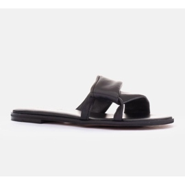 Marco Shoes Chanclas de cuero en un fondo plano negro 1