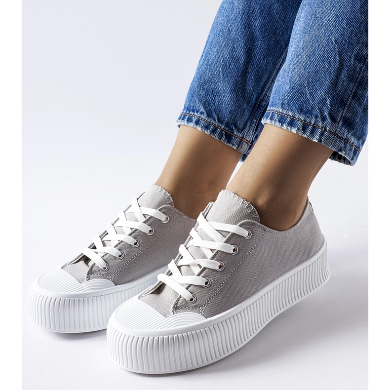 Zapatillas grises sobre plataforma gruesa Fortunata. 1